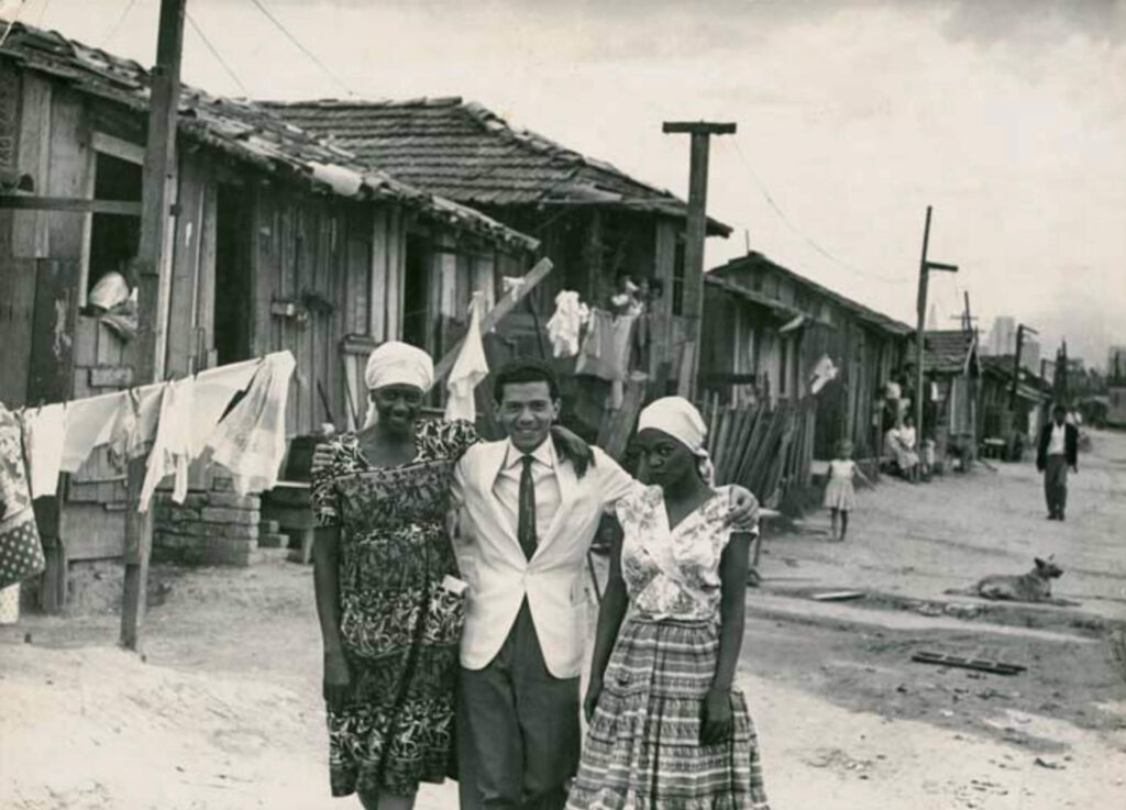Carolina, Ruth de Souza e Audálio Dantas na favela do Canindé, 1961. Acervo Ruth de Souza