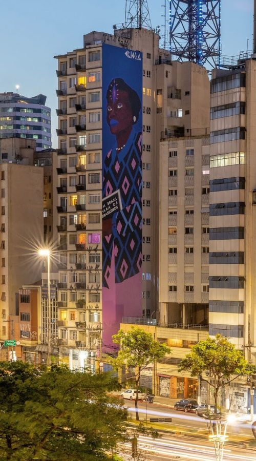 Criola. “A ancestral do futuro”. 2021. Painel na esquina da avenida Paulista com a Consolação.
